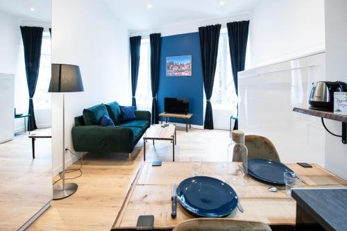 Le Romanée - Très joli studio moderne tout confort proche place Valmy : Appartements proche de Champagne-au-Mont-d'Or