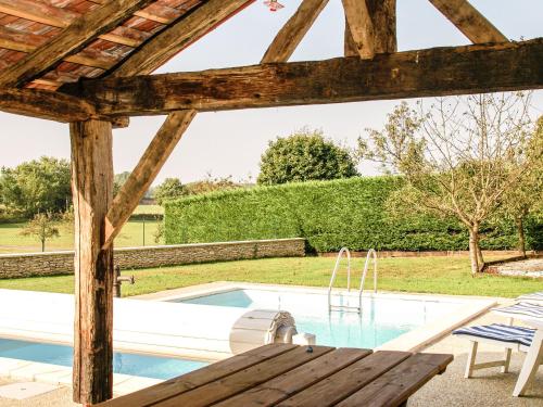 Beautiful Holiday Home in Cressensac with Swimming Pool : Maisons de vacances proche de Nespouls