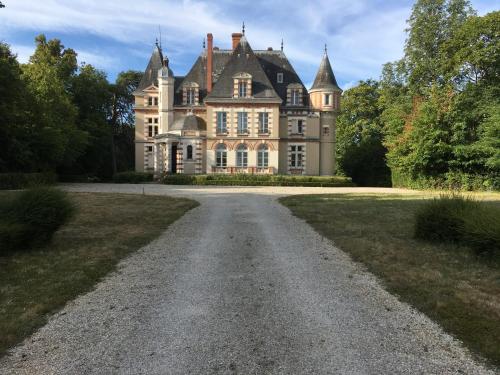 Château de Praslins : B&B / Chambres d'hotes proche d'Ouzouer-des-Champs