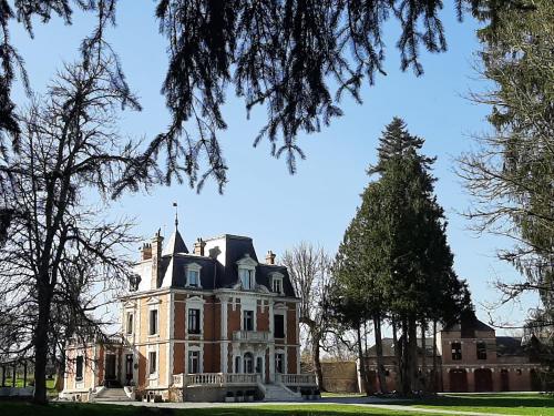 Chateau Sourliavoux, appartement en chambres d'hôtes : B&B / Chambres d'hotes proche de Saint-Sulpice-les-Champs