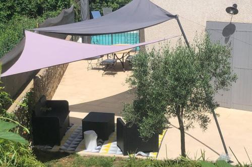 Villa Provence climatisée, jardin, piscine privée chauffée, Wifi : Villas proche de Saint-Laurent-de-Carnols
