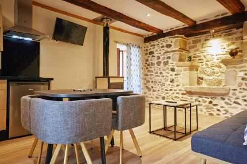 Jolie maison deux chambres et canapé-lit #au cœur du village# : Maisons de vacances proche de Castelnau-de-Mandailles