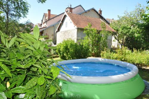 Maison de 2 chambres avec terrasse et wifi a Ornans : Maisons de vacances proche de Bonnevaux-le-Prieuré