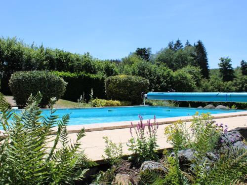 Holiday home in Dun les Places with private pool : Maisons de vacances proche de La Roche-en-Brenil