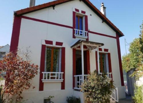 THE WHITE & RED HOUSE : Maisons de vacances proche d'Isles-les-Meldeuses