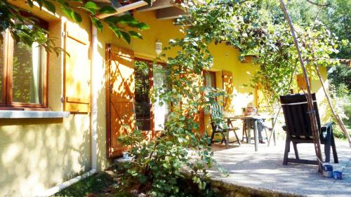Romantic cottage in the Ardeche with free WiFi and TV : Maisons de vacances proche de Saint-Barthélemy-Grozon