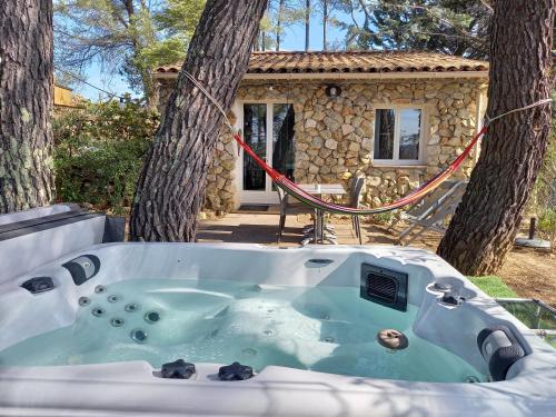 GITE AVEC SPA JACUZZI au cœur de Provence Côte d'Azur : Maisons de vacances proche d'Entrecasteaux