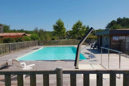 Cosy wooden chalet with terrace and residential pool in Saubion - Welkeys : Chalets proche de Saubion