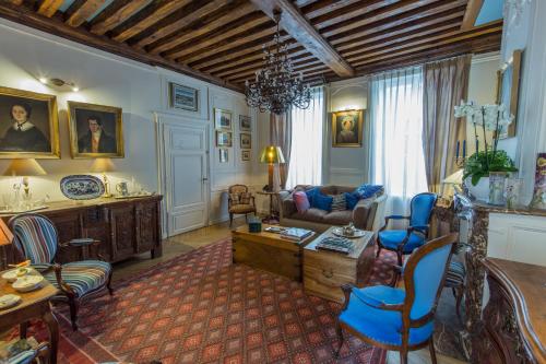 Room in Guest room - This 10th Century home sits in an exceptional setting in the center of Orleans : Maisons d'hotes proche de Saint-Jean-de-Braye