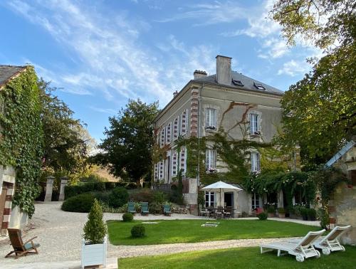 Manoir de La Croix Saint Louis Luxury Guest House : Maisons d'hotes proche d'Ouanne