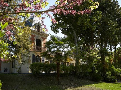 Manor House La Tour d'Armène : Maisons de vacances proche de Labarrère