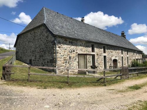 Gîtes du Chênelong Cantal : Maisons de vacances proche de Lugarde