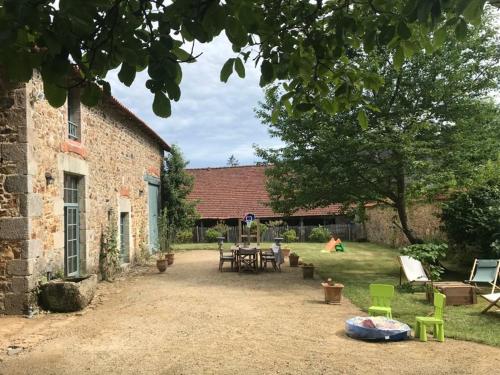 Les écuries du château des Rieux : Maisons de vacances proche de Les Billanges