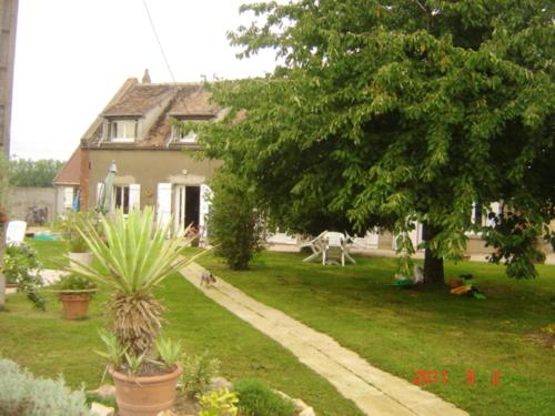 Villa de 4 chambres avec piscine privee jardin clos et wifi a Ervauville : Villas proche de Courtenay