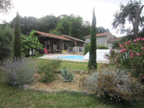 Chambres avec piscine à la campagne : B&B / Chambres d'hotes proche d'Aventignan