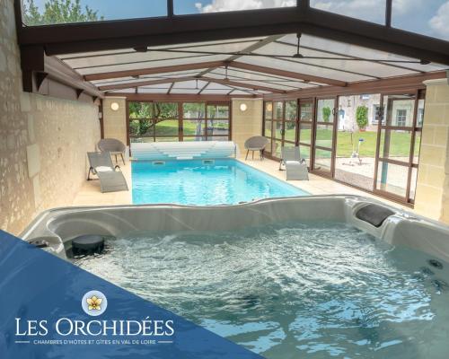 Holiday Home for 10 Guests With Pool Spa and Sauna : Maisons de vacances proche de Saint-Macaire-du-Bois