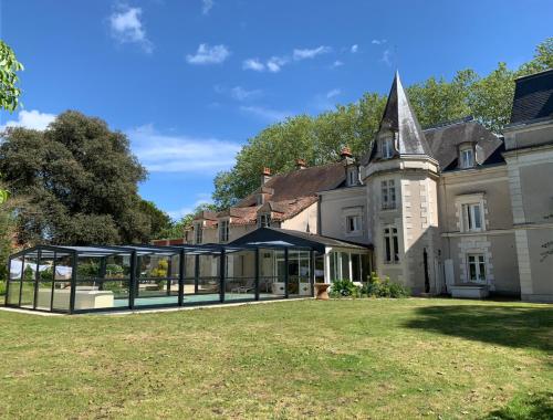 Château l'Hubertière, classé du tourisme 4 étoiles : Villas proche de Bouresse