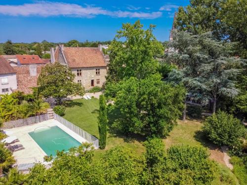 Manoir Historique avec piscine et grand jardin à la francaise : Villas proche de Labretonie