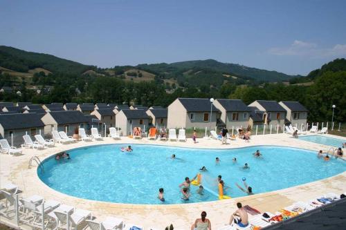 Appart T2 Village vacance 3 étoiles St Geniez d'Olt 2 piscines chauffées : Appartements proche de Pomayrols