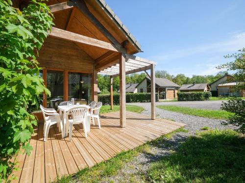 Snug Holiday Home in Signy le Petit with Private Terrace : Maisons de vacances proche de La Neuville-aux-Joûtes