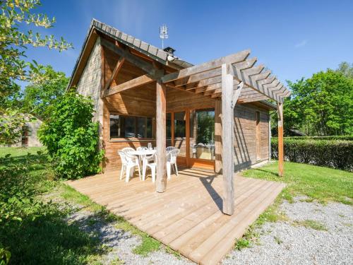 Snug Holiday Home in Signy le Petit with Private Terrace : Maisons de vacances proche de Besmont