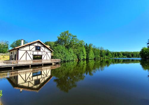 Le Chalet du Moulin de Lapeyre : Maisons de vacances proche d'Étouars