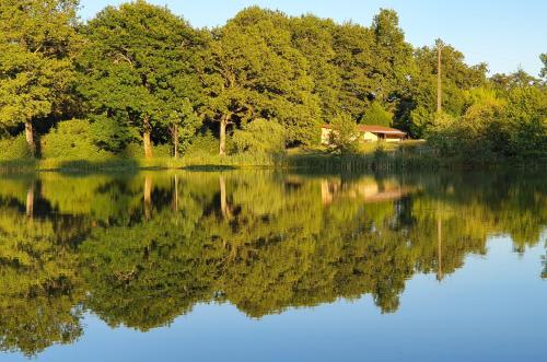 Exclusive countryside retreat with private lake : Maisons de vacances proche de Saint-Christophe
