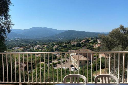 Joli F3 de 60m2 avec balcon : Appartements proche d'Eccica-Suarella