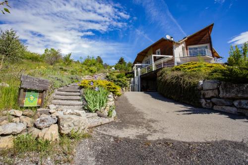 Exceptional view of the Serre-poncon lake, Embrun beach and mountains : Maisons de vacances proche de Crots