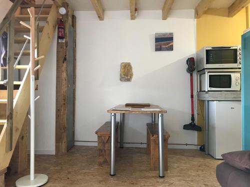 Studio privé avec cuisine sdb et terrasse privés : Appartements proche de Le Leuy