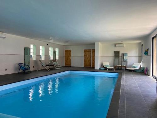 Superbe studio privée au calme avec piscine et spa : Appartements proche de Tressin