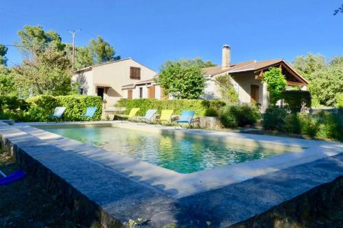 Villa familiale avec piscine et grand jardin arboré proche des lacs : Villas proche de Pontevès