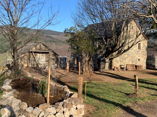Gîte de charme en plein cœur de l’Ardèche verte : Maisons de vacances proche de Lachapelle-sous-Chanéac