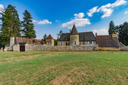 Villa avec piscine sur le domaine d'un château : Villas proche de Calviac-en-Périgord