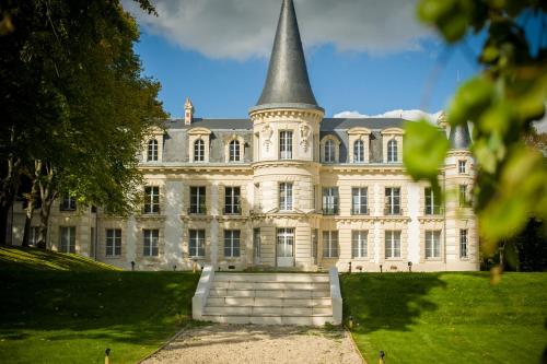 Le Château d Hardricourt : B&B / Chambres d'hotes proche de Vigny