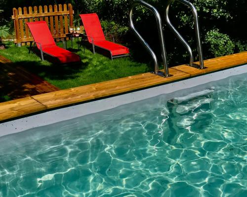 The Dordogne Huts with Private Pool and Jacuzzi : Maisons de vacances proche de Lanouaille