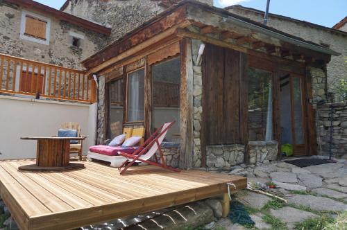 Gîte La Source sauna jardin wi-fi : Maisons de vacances proche d'Estavar