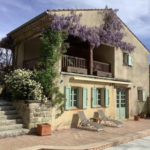 Courtyard Gite with very large shared pool : Maisons de vacances proche d'Arifat