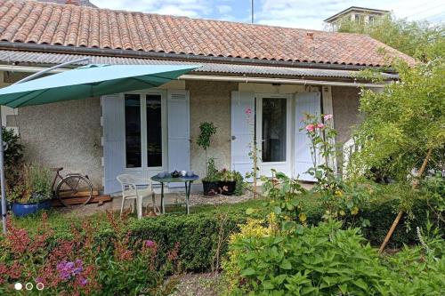 Un paradis de verdure en plein centre ville : Maisons de vacances proche de Sainte-Marie-de-Chignac