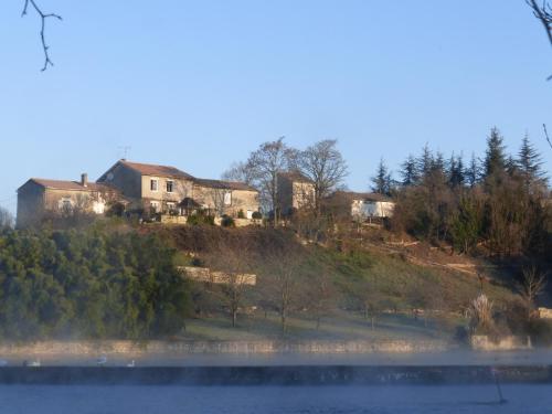 Grande maison escapade au bord de la riviere : Maisons de vacances proche de Rivières