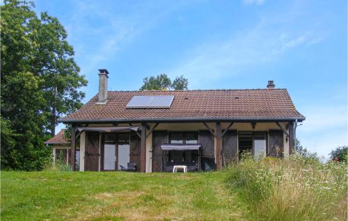 Amazing Home In St-hilaires-les-places With Wifi, Outdoor Swimming Pool And Swimming Pool : Maisons de vacances proche de Burgnac