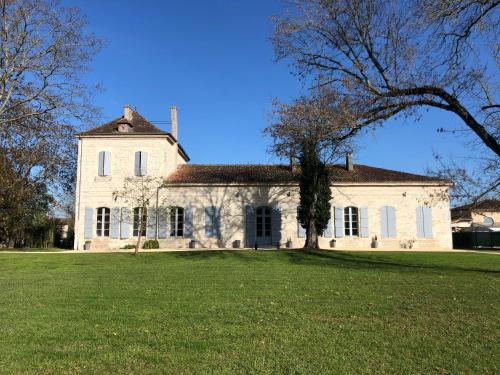 Château VIGUÉ : B&B / Chambres d'hotes proche de Pergain-Taillac