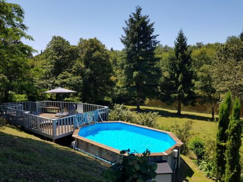 Les Deux Lacs - Stunning Gite, with private swimming pool and 2.75 acre fishing lake : Maisons de vacances proche de Pensol