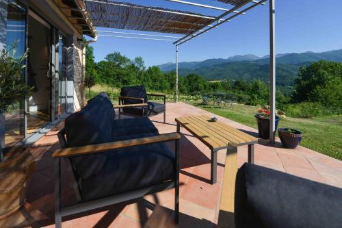 Luxury countryside cottage with mountain views : Maisons de vacances proche de Sautel