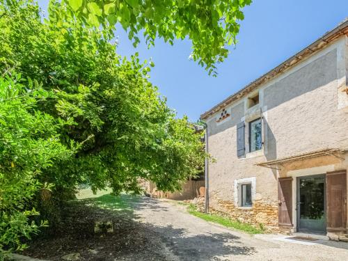 Tranquil Holiday Home in Soturac with small pool and spa : Maisons de vacances proche de Saint-Vite