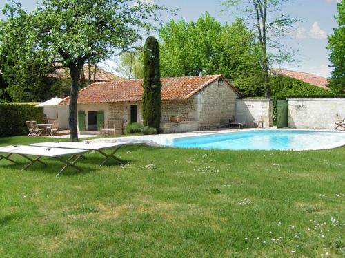 Maison de 4 chambres avec piscine privee jardin clos et wifi a Bellon : Maisons de vacances proche de Bors(Canton de Montmoreau-Saint-Cybard)