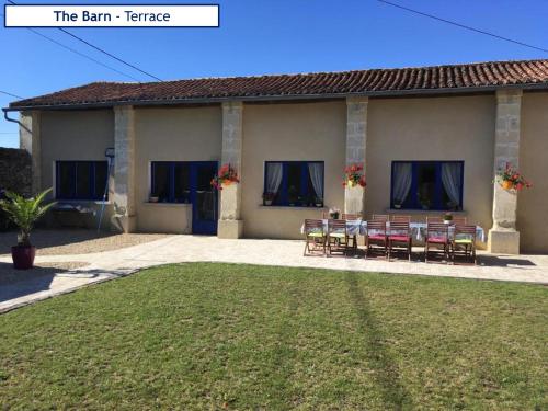 The Barn Complex : Maisons de vacances proche de Saint-Martin-de-Sanzay
