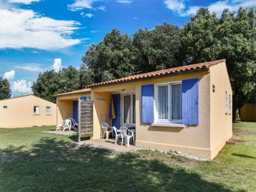 Quaint Holiday Home in Saint-Savinien with Jacuzzi : Maisons de vacances proche de La Vergne