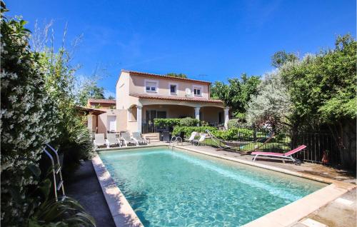 Stunning home in Les Angles with 3 Bedrooms, WiFi and Outdoor swimming pool : Maisons de vacances proche de Les Angles