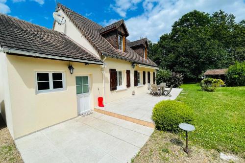 House in a green setting with swimming pool : Maisons de vacances proche de Lussault-sur-Loire